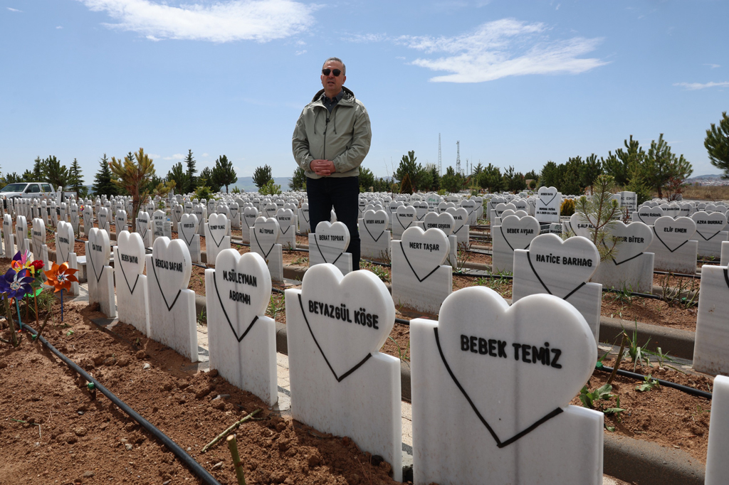 Minik Ellerin Mezarında Anlamlı Düzenleme