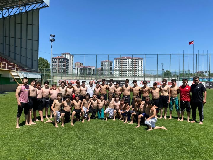 Sivas Belediyesi Güreş Takımı Altyapı Antrenmanlara Devam Ediyor