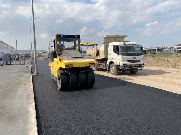 Sivas Sultanşehir Sanayi Sitesi’nde Asfalt Mesaisi
