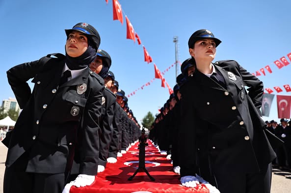 Sivas’ta Polis Adaylarının Mezuniyet Sevinci