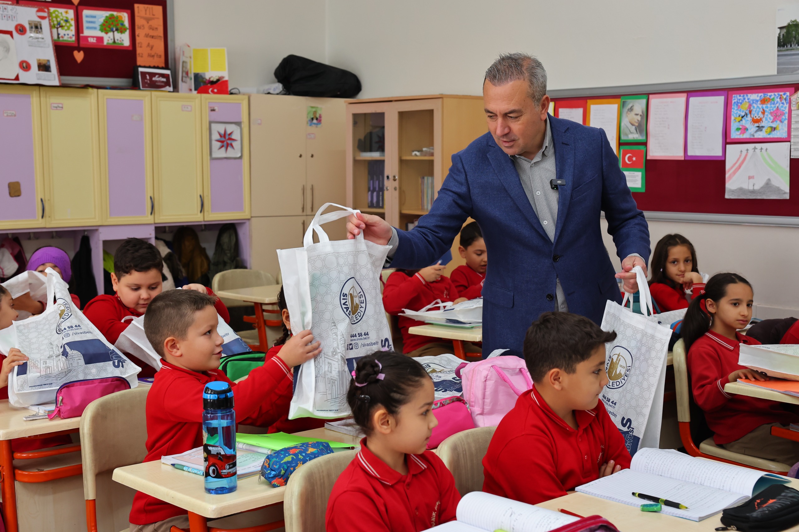 Sivas’ta Dar Gelirli Ailelerin Öğrencilere Nakit Kırtasiye Desteği Yapıldı
