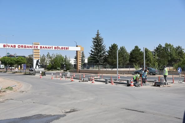 Sivas 1. OSB Kavşağı’nda Hem Trafik, Hem Altyapı Çalışmaları Başladı