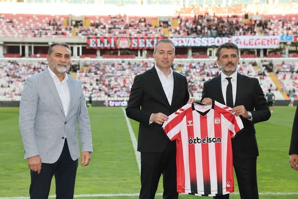 Sivas Belediye Başkanı Dr. Adem Uzun ve Özbelsan A.Ş. Genel Müdürü Yunus Kantar’a Sivasspor’dan Plaket