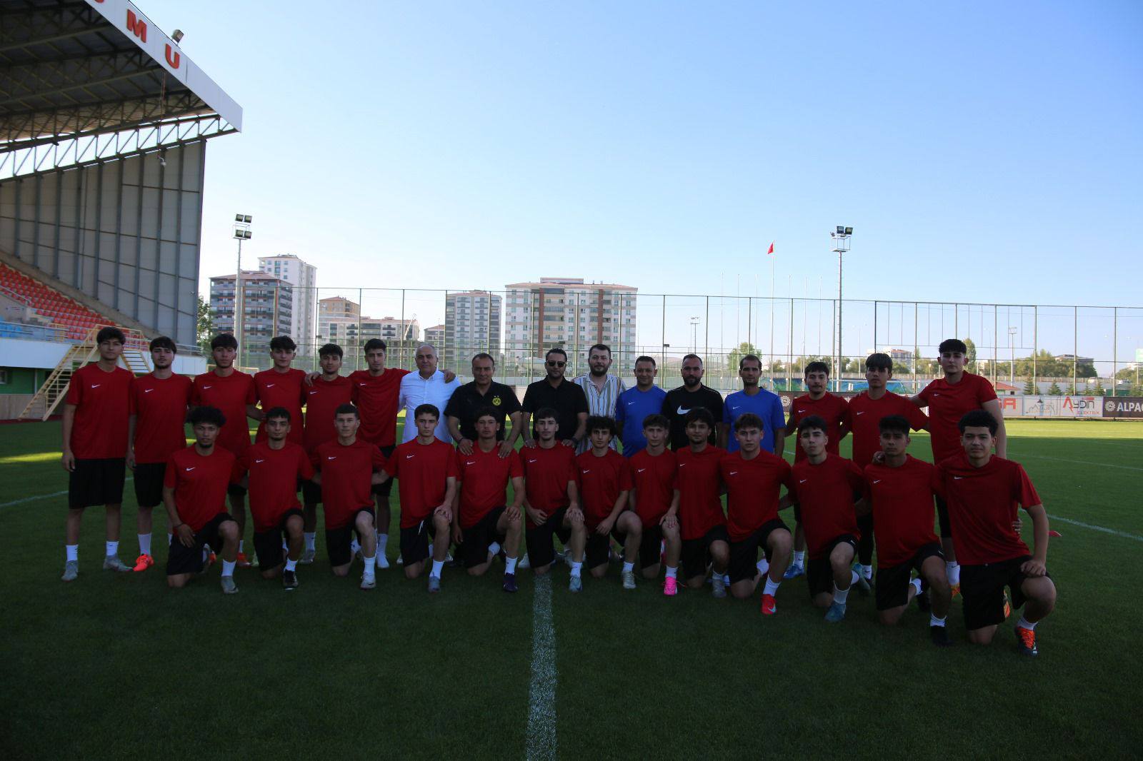 Sivas Gücü Belediyespor U-19 Takımı Topbaşı Yaptı