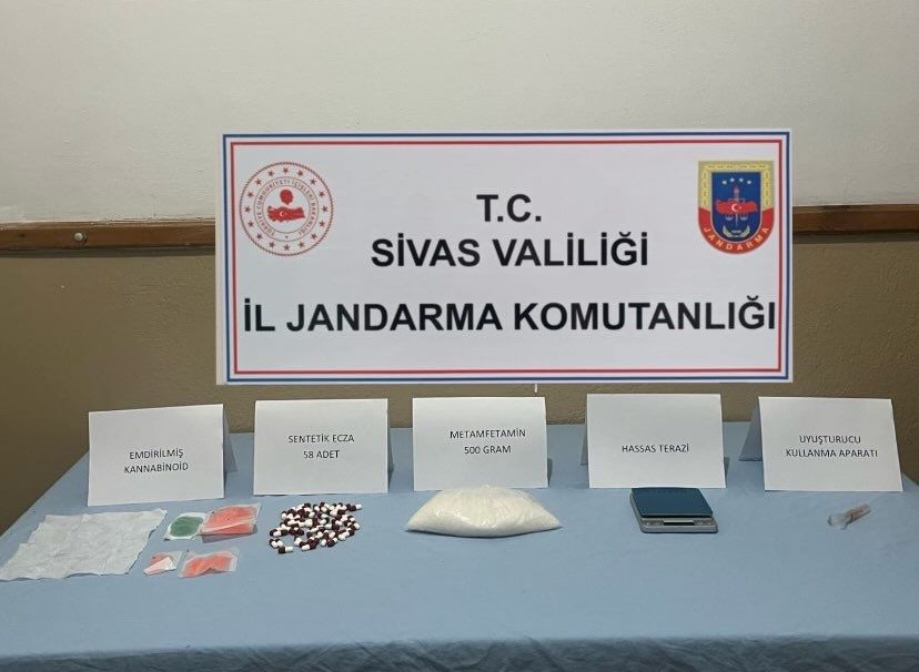 Sivas İl Jandarma Komutanlığımız Tarafından, ‘‘Uyuşturucu veya Uyarıcı Madde İmal ve Ticaretinin ’’ Önlenmesine Yönelik yapılan İstihbari Çalışmalar Neticesinde