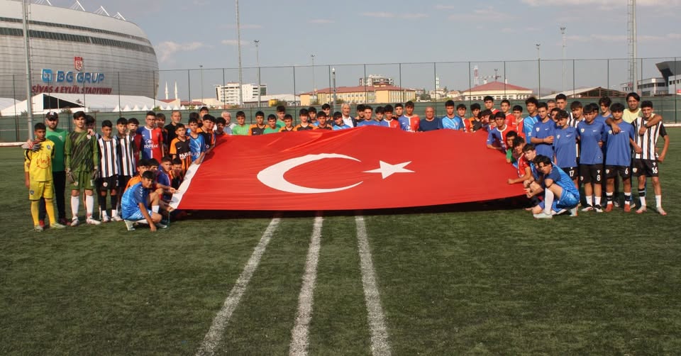 Sivas’ta 30 Ağustos U-16 Futbol Turnuvası Zafer Kupasında