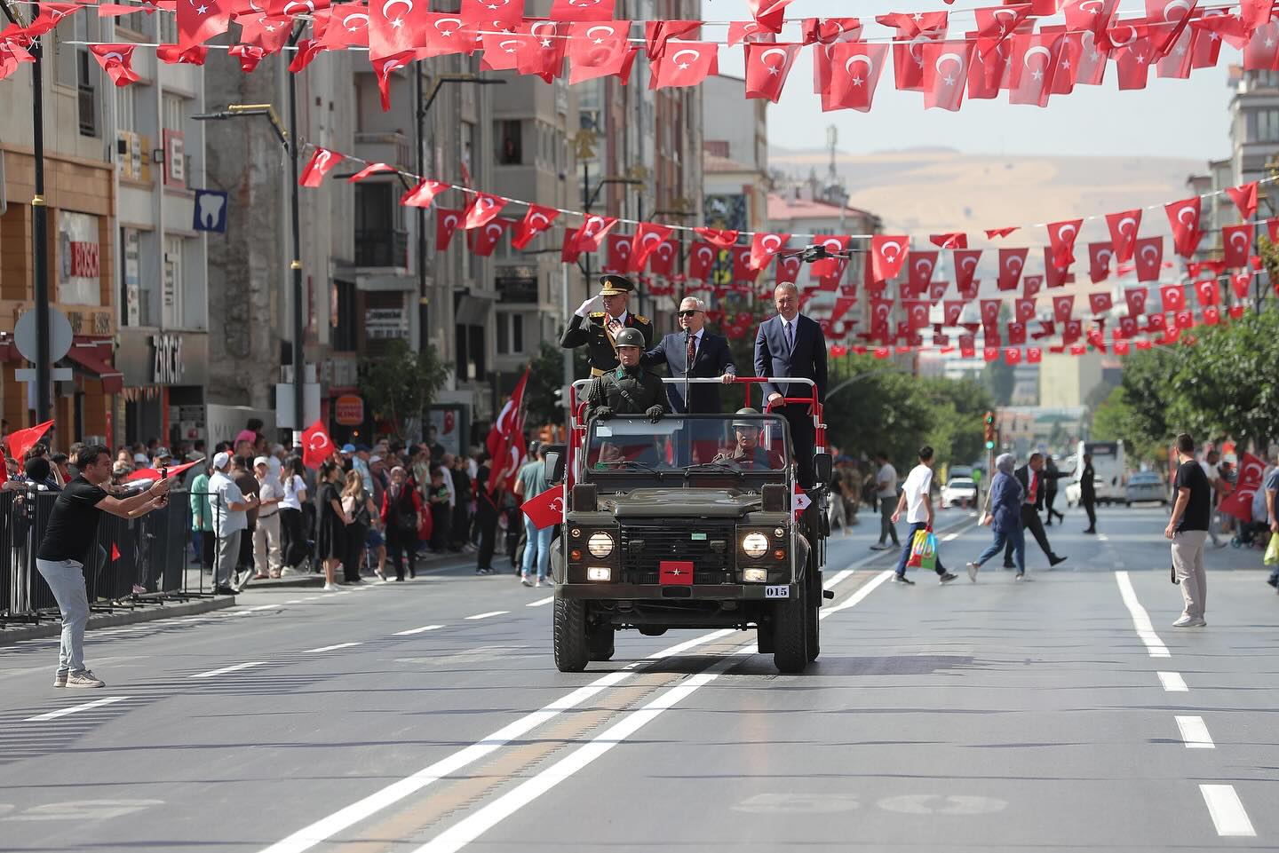 Sivas’ta Münasebetiyle Kent Meydanı’nda Kutlama Programı Düzenlendi.