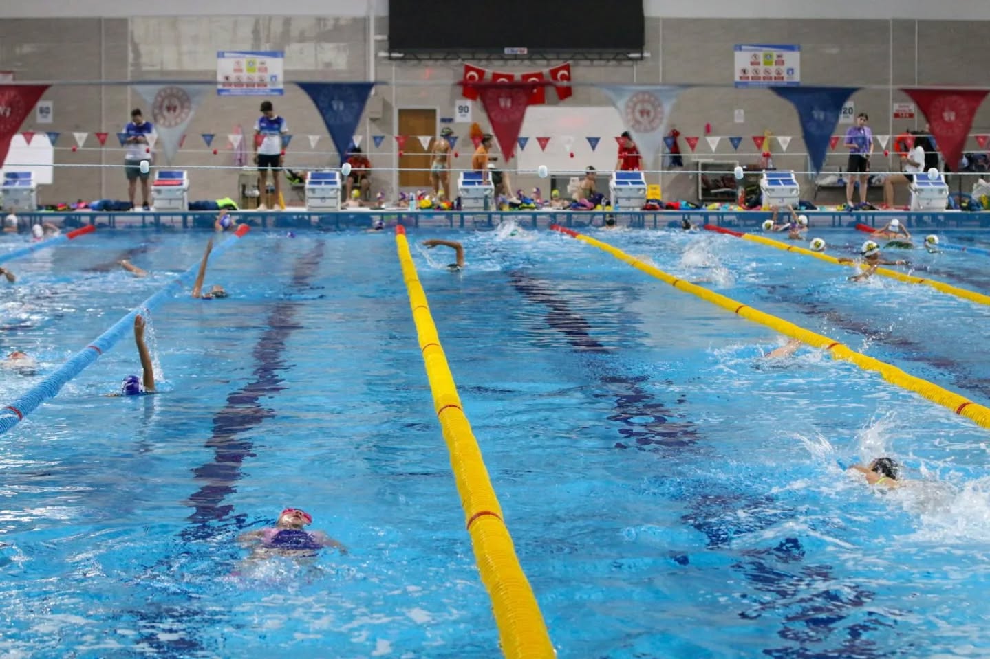 Sivas’ta Yüzme müsabakaları 4 Eylül Spor Vadisi Olimpik Yüzme Havuzu’nda Büyük Bir Coşkuyla Gerçekleşti