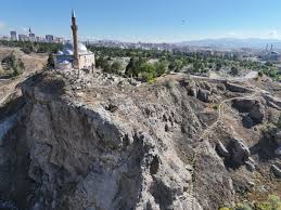 Sivas Yukarı Tekke Kayalıklarından Bir Kişi Atlayarak İntihar Girişiminde Bulundu