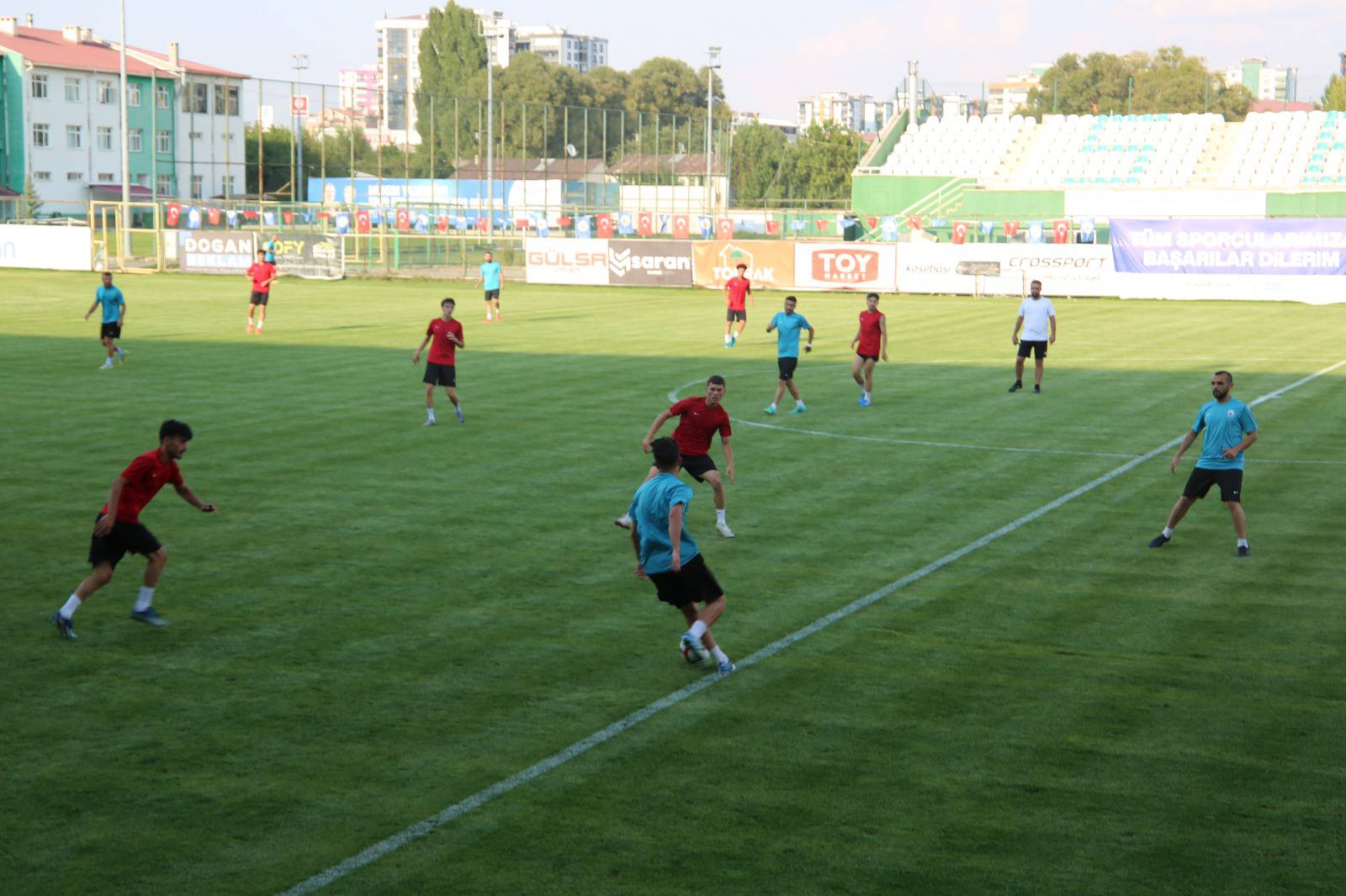 Sivas Gücü Belediyespor A Takımımız, U19 takımımız ile hazırlık maçında karşı karşıya geldi