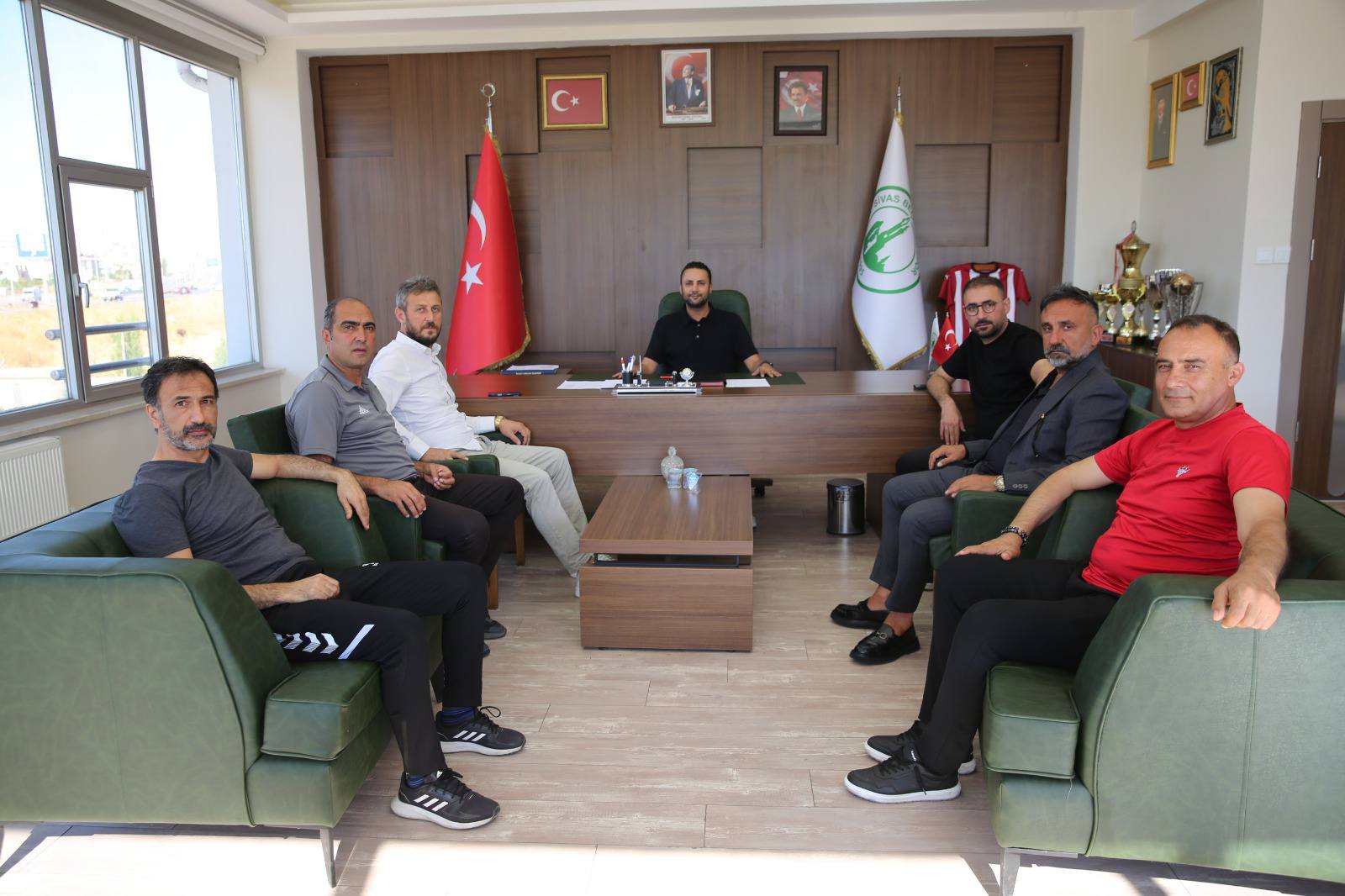 Sivasspor Futbol Akademi Yöneticilerinden Sivas Belediyespor’a Ziyaret