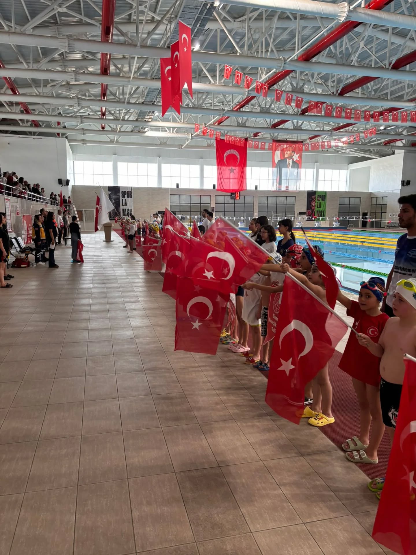 Sivas’ta 29 Ekim Cumhuriyet Bayramı Münasebetiyle Düzenlenen Yüzme Şenliği Açılış Seremonisi ile Başladı