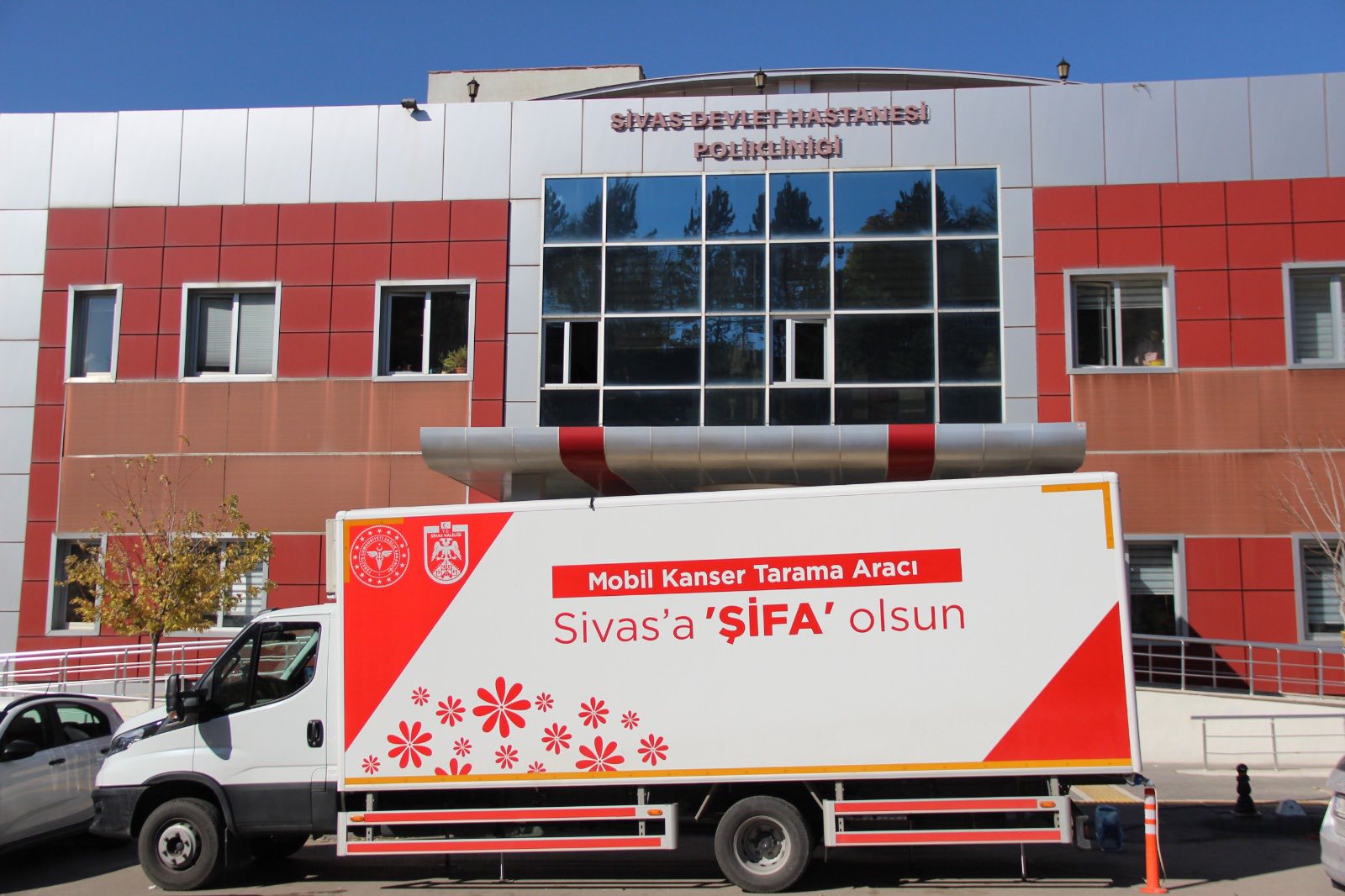 Sivas Devlet Hastanesinde Meme Kanseri Farkındalık Ayı Kapsamında Poliklinik Önüne Mobil Kanser Tarama Aracı Kuruldu