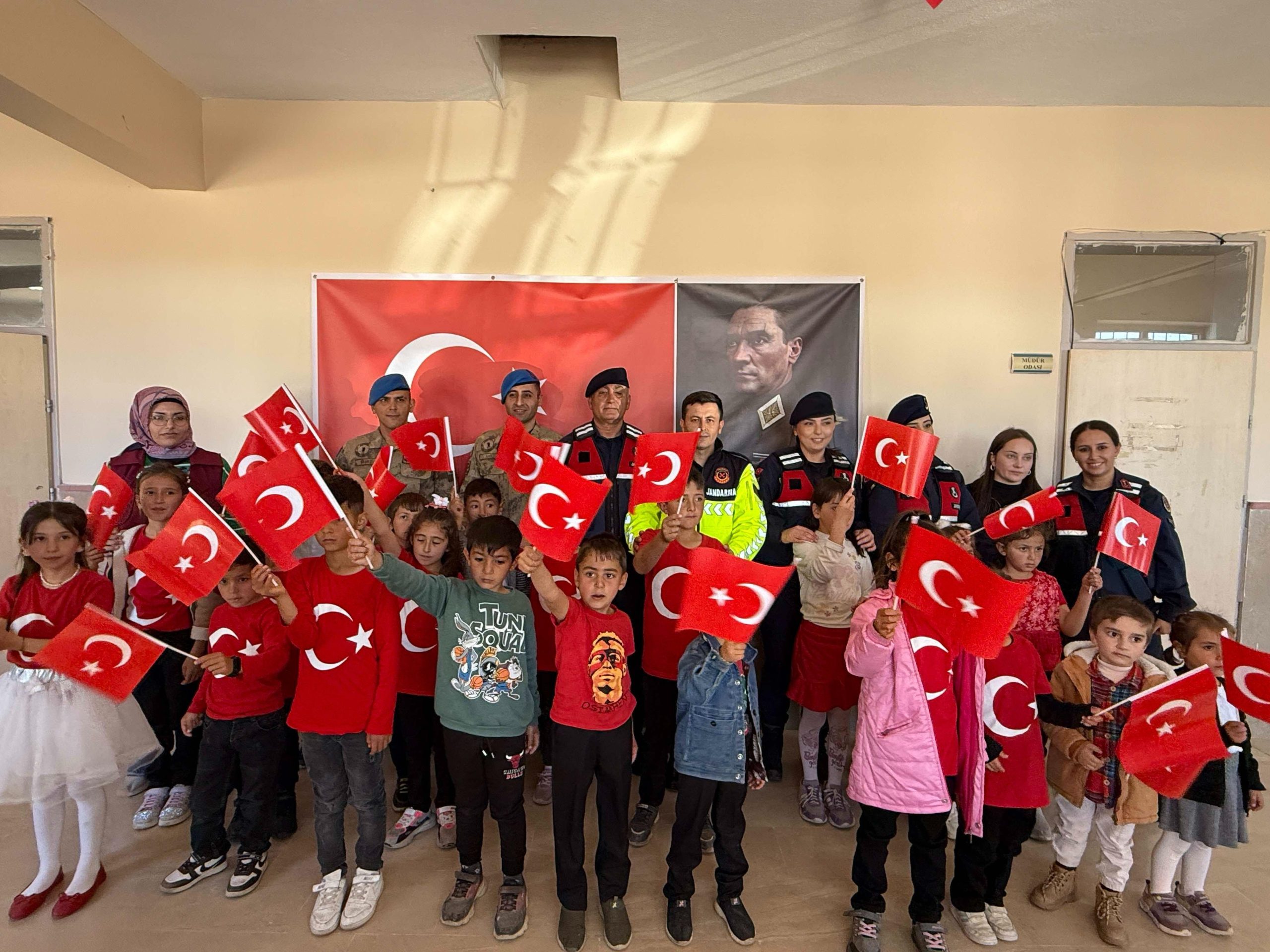 Sivas İl Jandarma 29 Ekim Cumhuriyet Bayramı Cocuklarla Coşkulu Bir Şekilde Kutladı