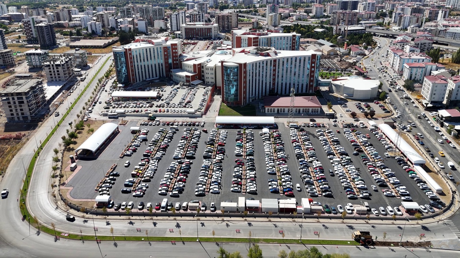 Sivas Numune Hastanesi Otoparkı, Sivas İl Özel İdaresi Tarafından Gerçekleştirilen Sıcak Asfalt Kaplama ve Çevre Düzenleme Çalışmaları İle Modern, Düzenli ve Kullanışlı Bir Görünüme Kavuştu.