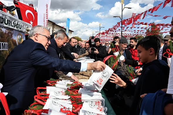 Sivas’ta Fidan Dağıtım Programı Kongre Müzesi Etkinlik Alanı’nda Gerçekleştirildi