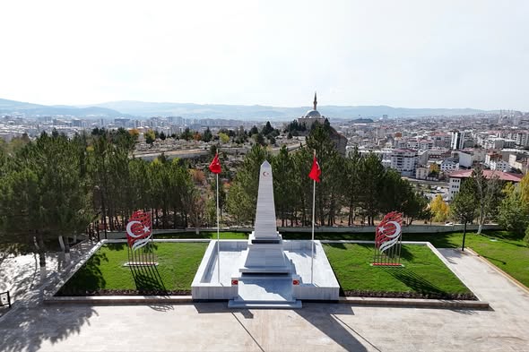 Sivas’ta Garnizon Şehitliğine Zemin İyileştirme ve Çevre Düzenlemesi Yapıldı