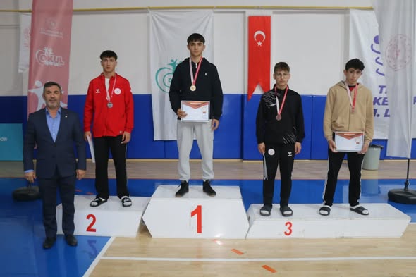Sivas’ta Gençler A-B Serbest ve Grekoromen Güreş İl Birinciliği Müsabakaları’nda, Gençler B Serbest Kategorisi Müsabakaları Sona Erdi