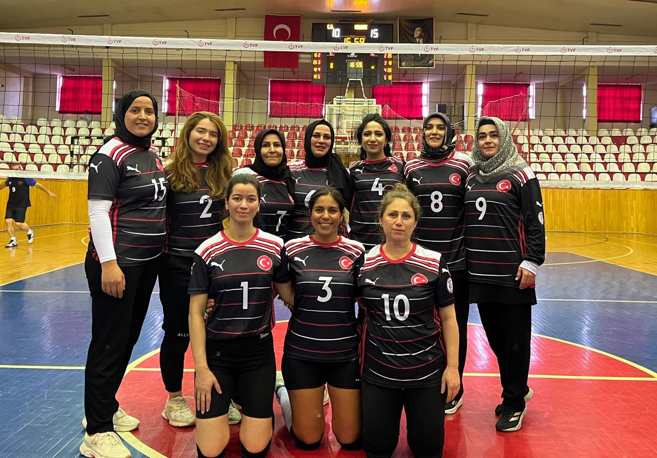 Sivas’ta Kurumlar Arası Kadınlar Voleybol Turnuvası’nda Sivas Numune Hastanesi Kadın Voleybol Takımı, Yarı finalde Cumhuriyet Üniversitesi ile Karşı Karşıya Geldi.