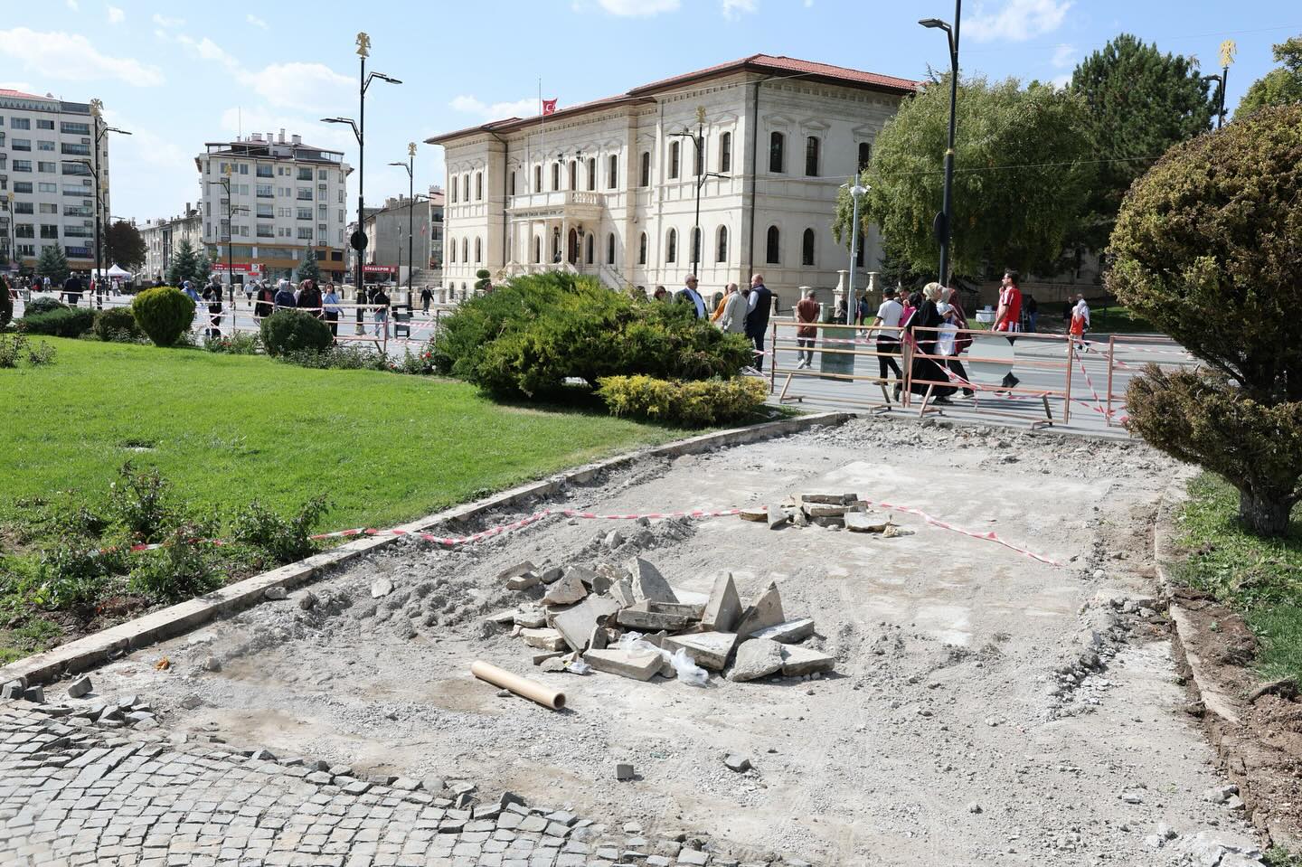 Sivas’ta Tarihi Kent Meydanında Zemin Yenileme Çalışmaları Başladı