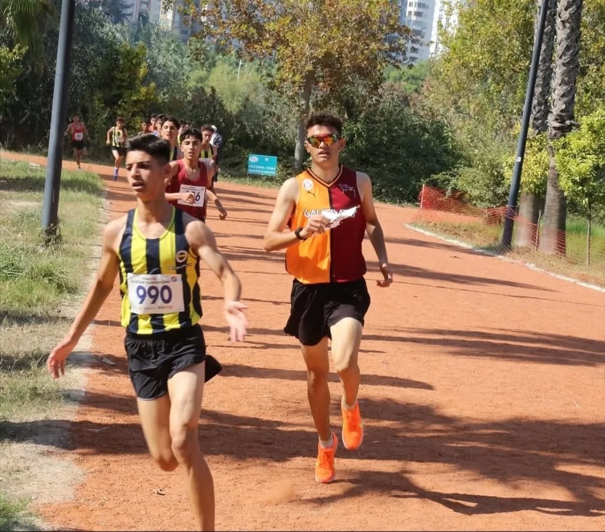 U18 kategorisinde 3000 metre yarışında Sivaslı Muhammed Arda Kıratik Türkiye Şampiyonu