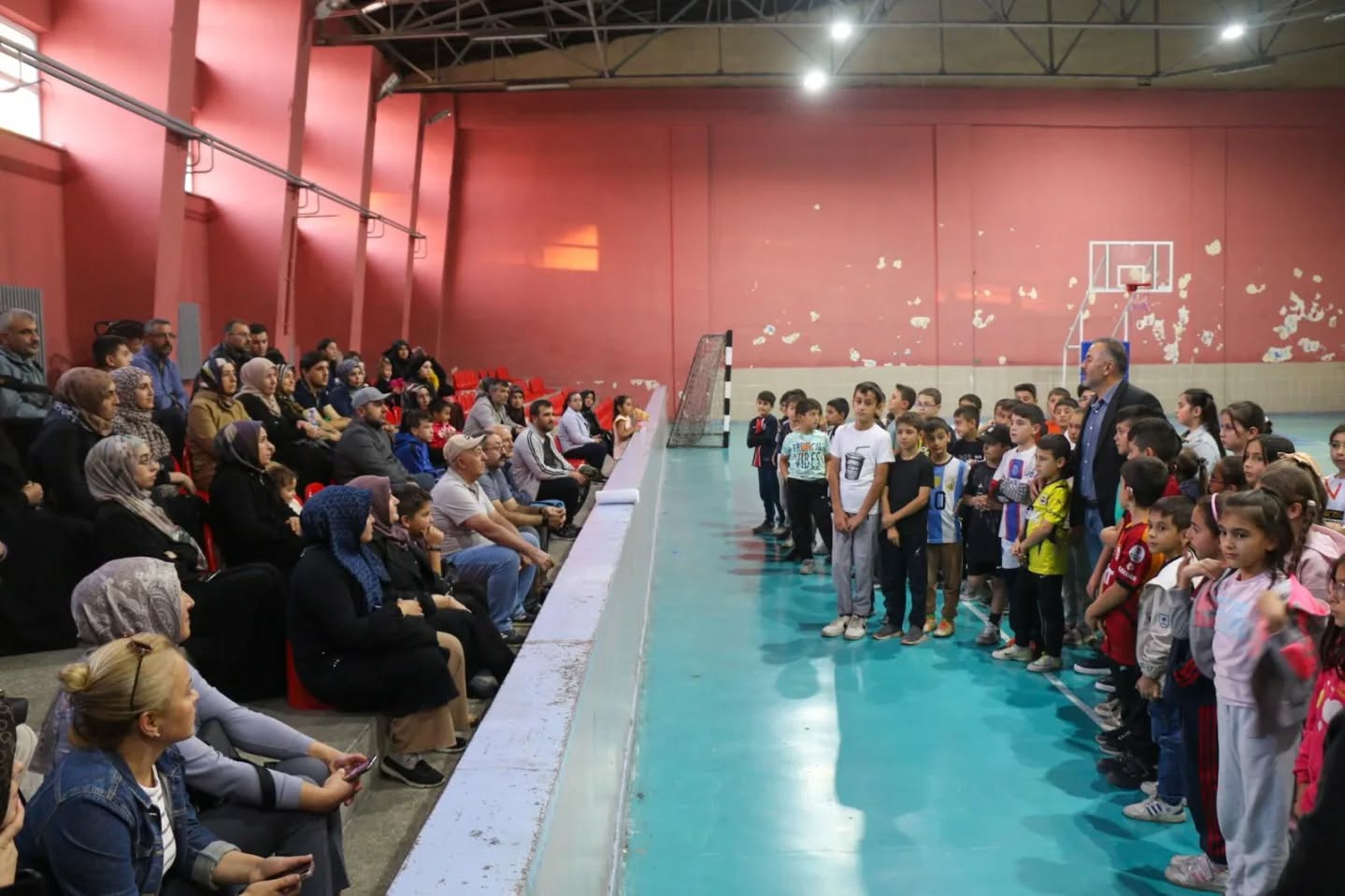 Sivas’ta Yetenek Taraması ve Spora Yönlendirme Projesi kapsamında Antrenmanlar Yoğun Bir Katılımla Gazi Anadolu Lisesi Spor Salonu’nda Devam Ediyor.