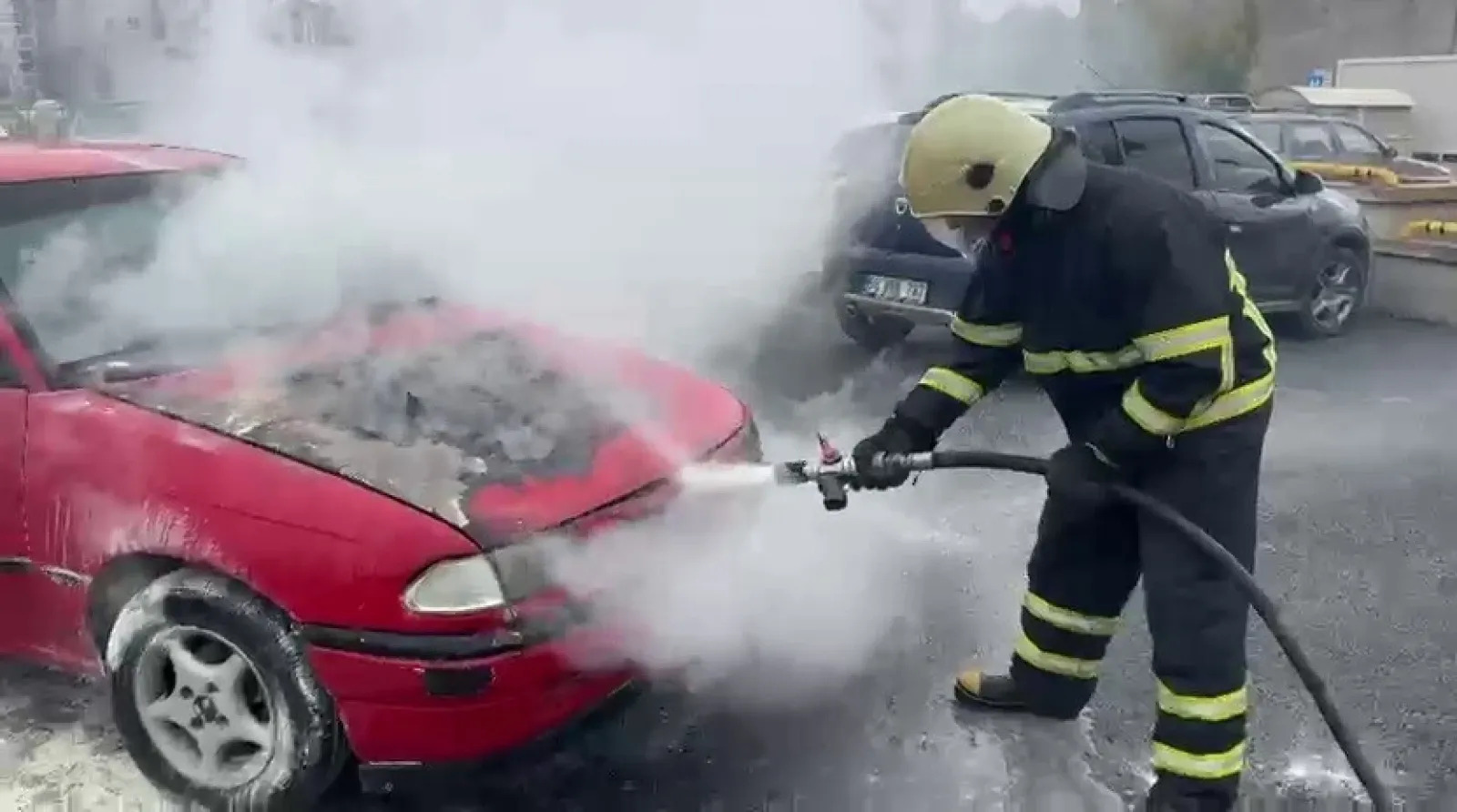 Sivas Numune Hastanesi otoparkında park halinde bir araçta çıkan yangın Sivas itfaiye ekiplerince söndürüldü. Yangın sonrası araçta hasar oluştu.