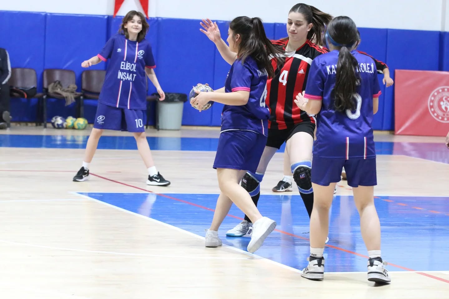 Sivas’ta Hentbol Gençler A İl Birinciliği Müsabakaları Mecnun Otyakmaz Spor Salonunda başladı.