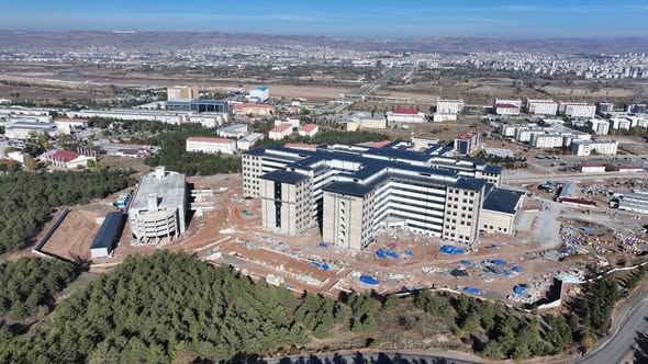 Sivas Cumhuriyet Üniversitesi Tıp Fakültesi Eğitim ve Araştırma Hastanesi’nde Çalşmalar Tüm Hızıyla Devam Ediyor