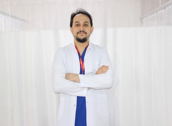 Sivas Devlet Hastanesi Acil Tıp Uzmanı Dr. Fatih Ulu, son günlerde sosyal medyada gündeme gelen “sarı serum” uygulamasına ilişkin kritik uyarılarda bulundu.