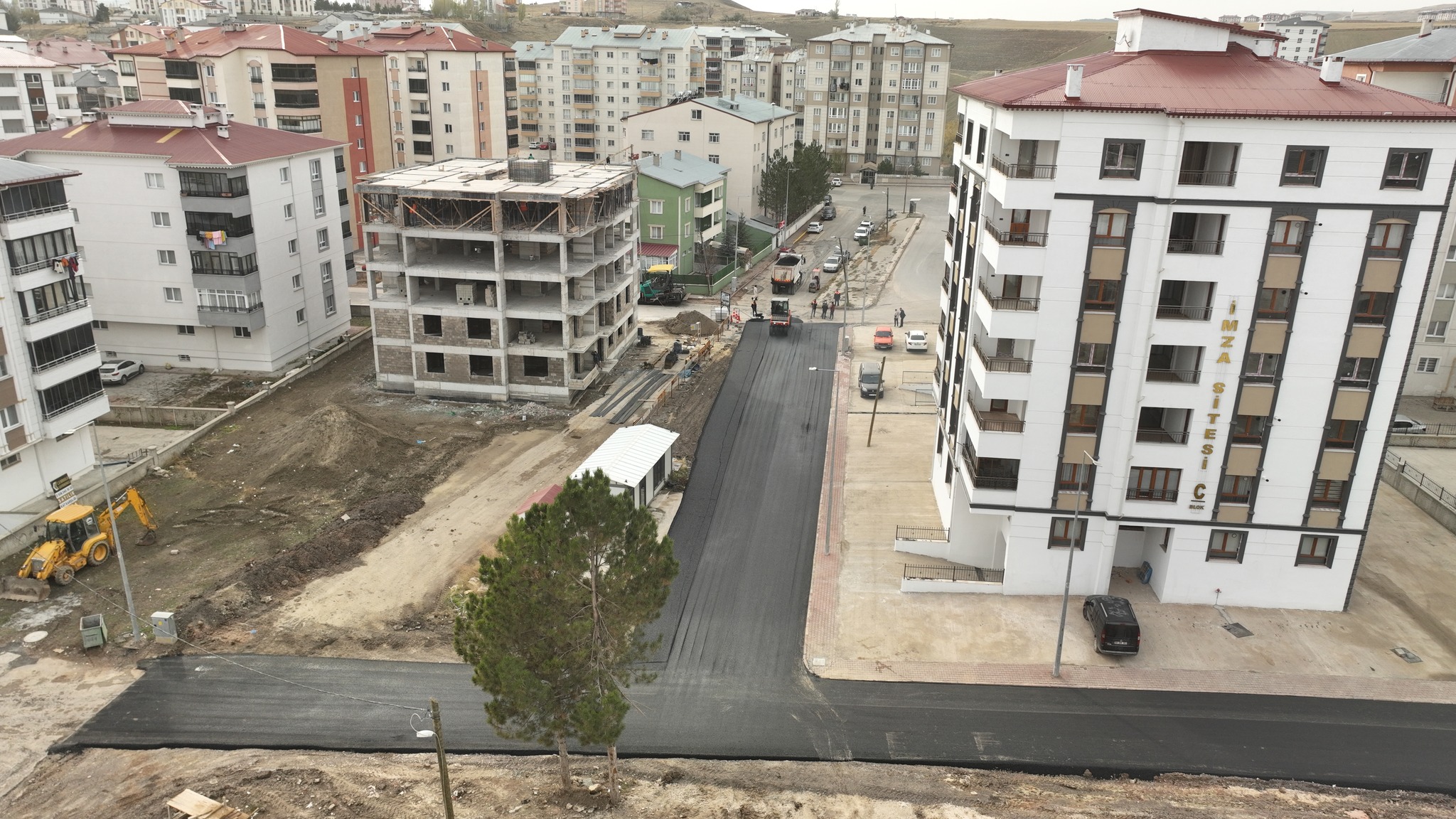 Sivas’ta Tuzlugöl Mahallesi’nde Asfalt Çalışmalarımız Hız Kesmeden Devam Ediyor.