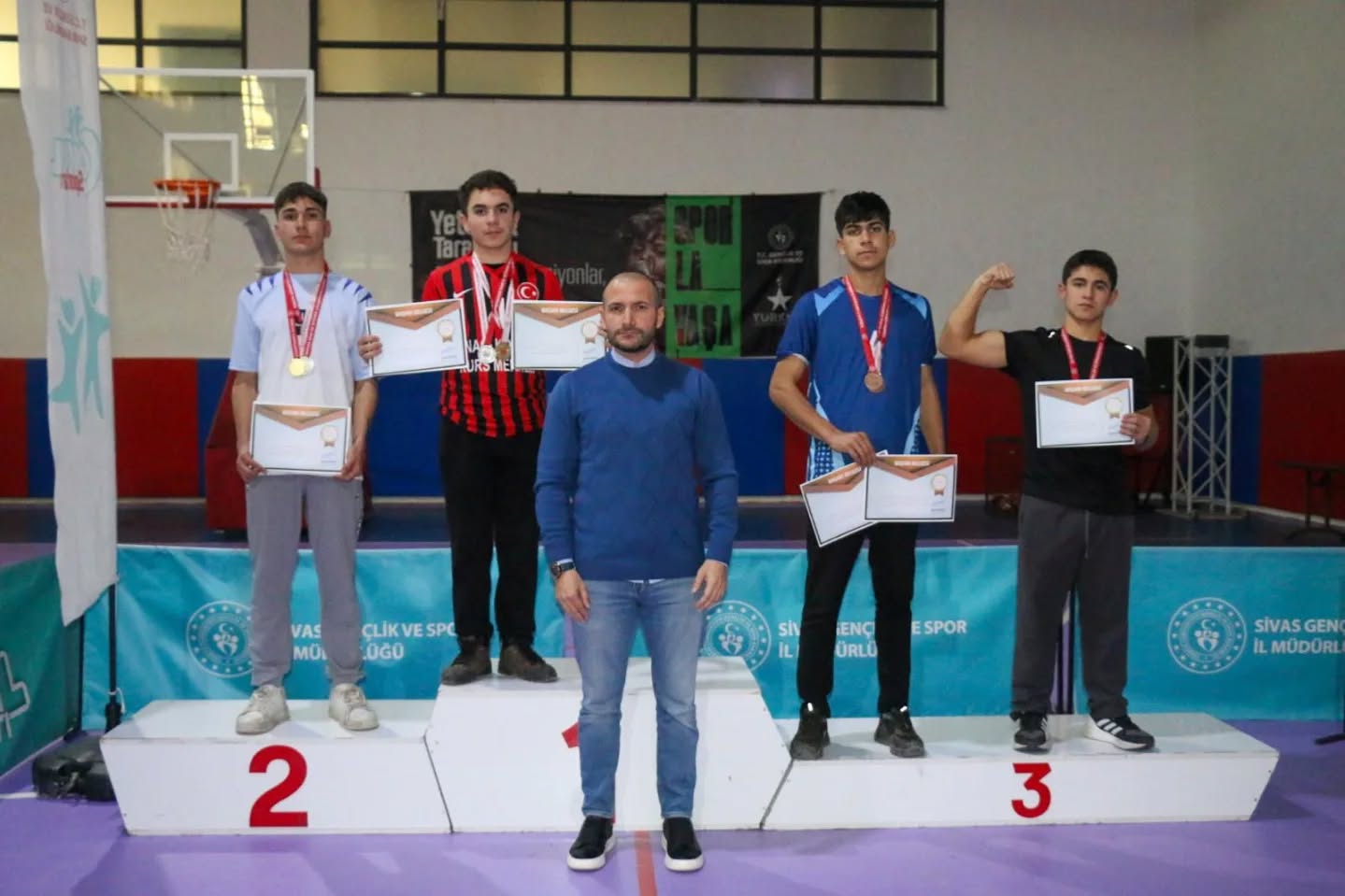 Sivas’ta Bilek Güreşi Gençler B Erkekler İl Birinciliği Müsabakaları Sona Erdi