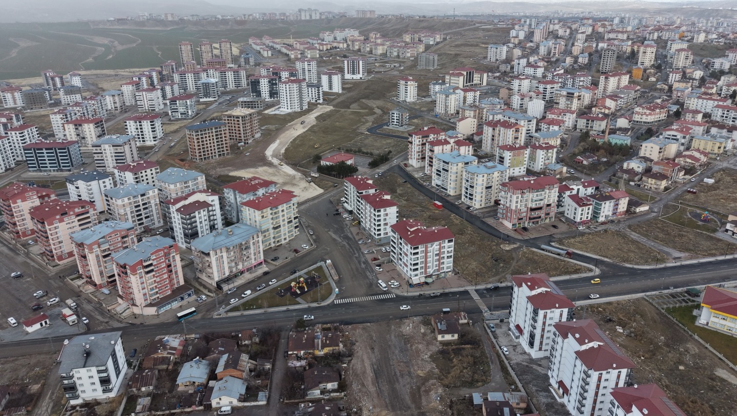 Sivas Tuzlugöl Mahallesi’nde Yeni Açılan Hayat Caddesi’nin Temel Dolgu Malzemesini Seriyor