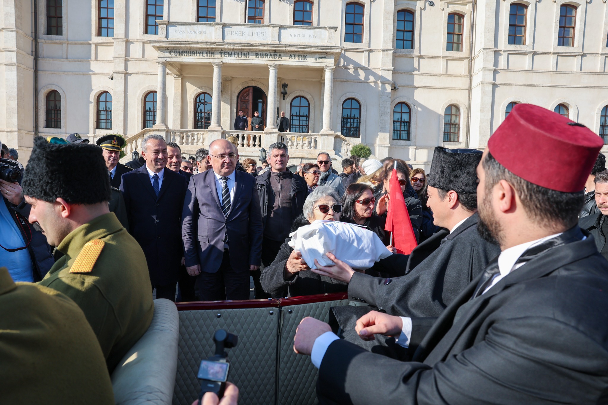 Sivas’ta Gazi Mustafa Kemal Atatürk’ün Sivas’ta 108 Gün Kaldıktan Sonra 18 Aralık’ta Sias’tan Ayrılmasının 106. Yılı Sebebiyle Temsili Uğurlama Töreni Düzenlendi.