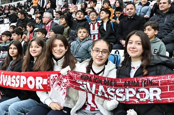 Sivas’ta Minik Yiğidolar Takımına Sahip Çıkıyor