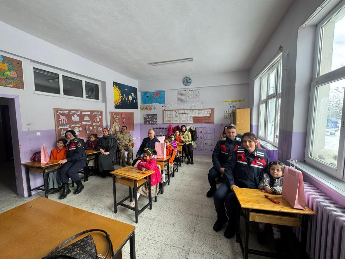 Sivas İl Jandarma Komutanlığı Karne Sevincine Ortak Oldu