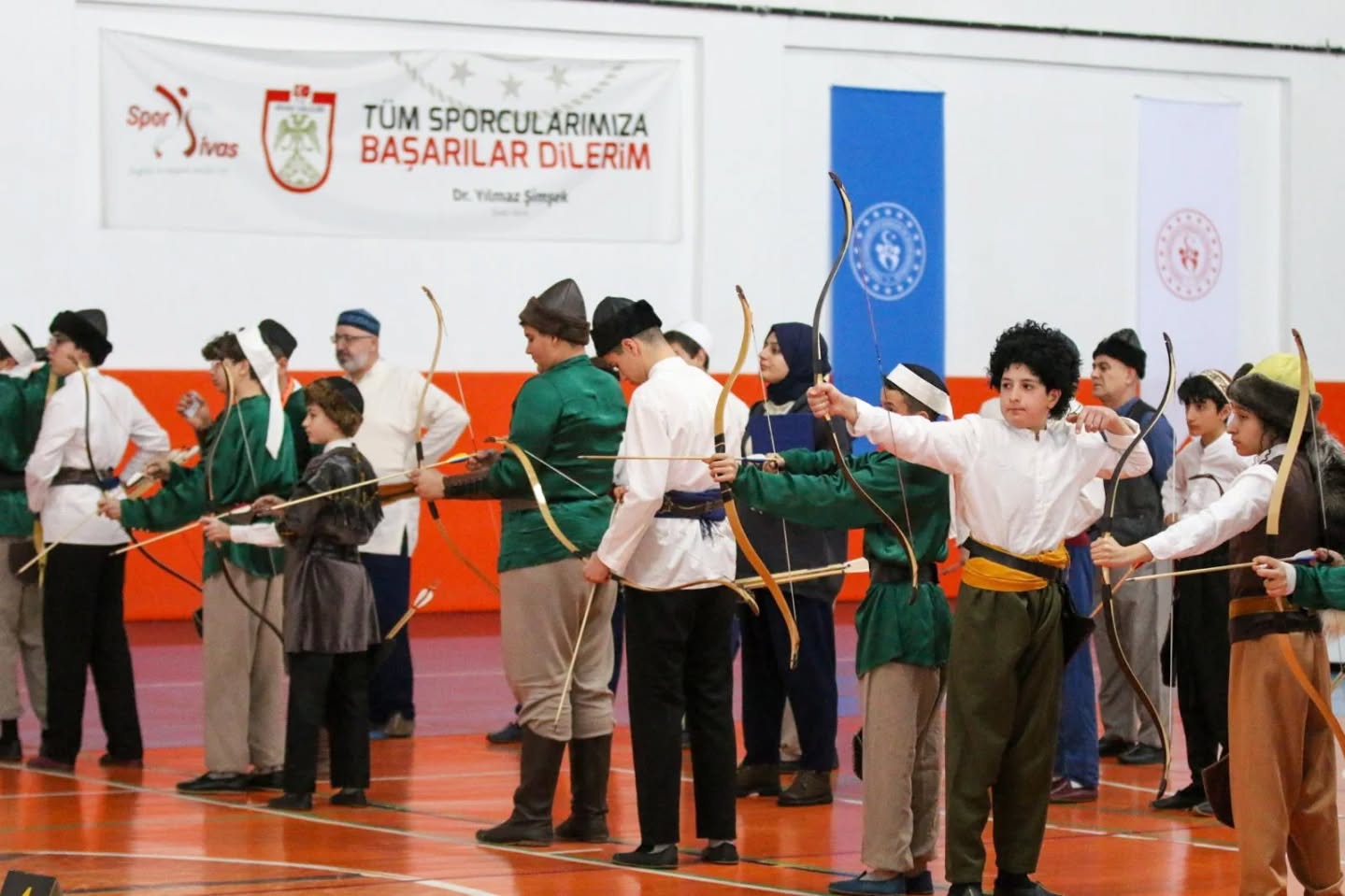 Sivas’ta Geleneksel Türk Okçuluğu Minikler ve Yıldızlar İl Birinciliği Müsabakaları, Rıza Çalımbay Spor Salonu’nda Gerçekleştirildi.