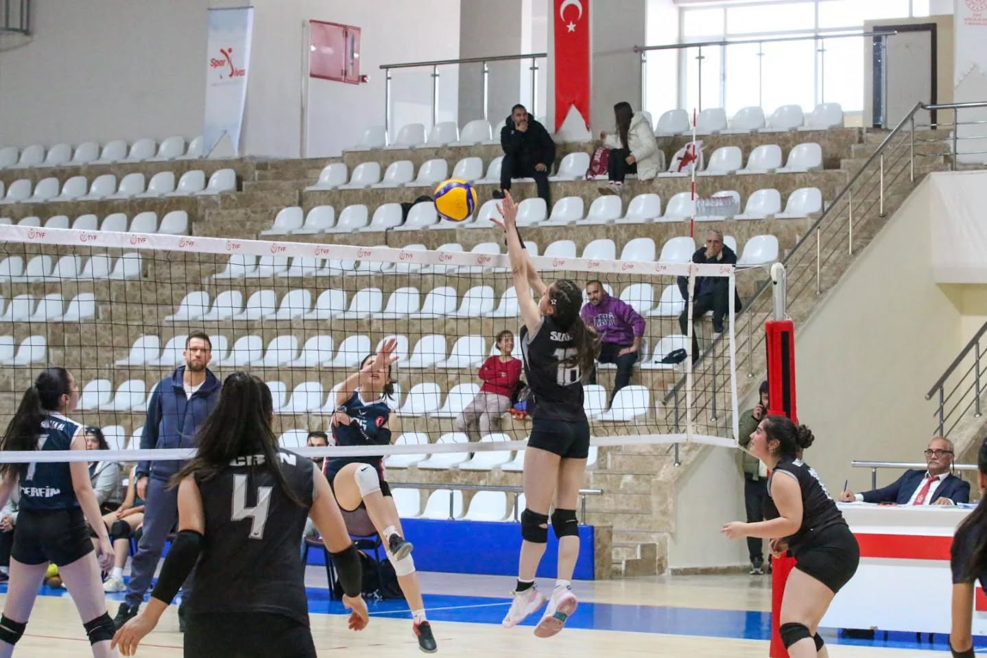 Sivas’ta Okul Sporları Gençler A Voleybol Grup Müsabakaları, Açılış Seremonisiyle Başladı.