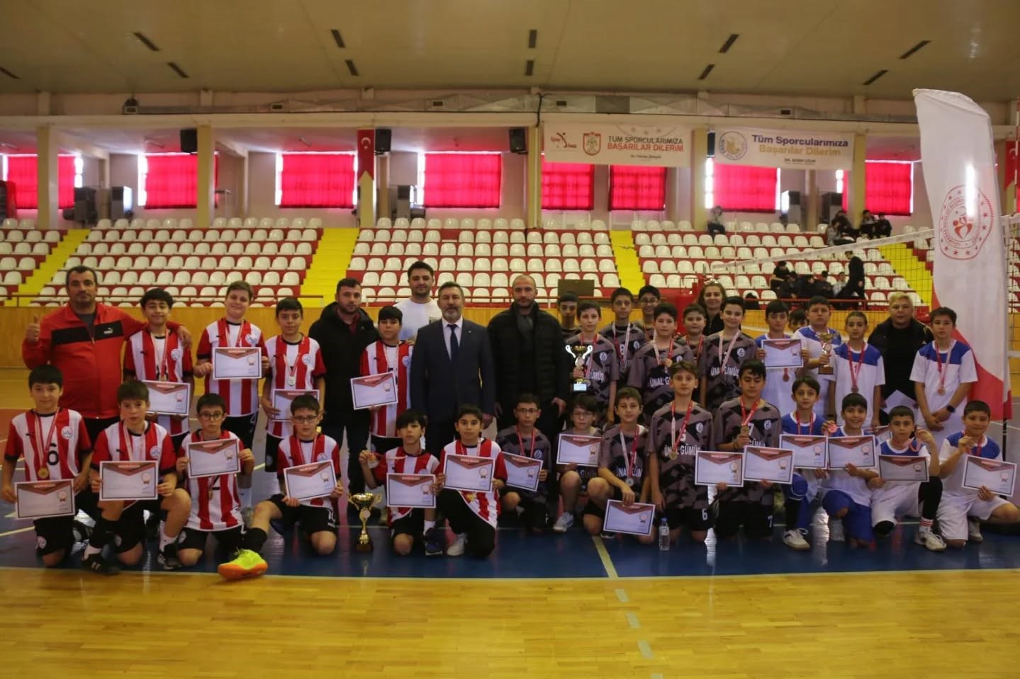 Sivas’ta Voleybol Küçükler İl Birinciliği Müsabakaları Sona Erdi